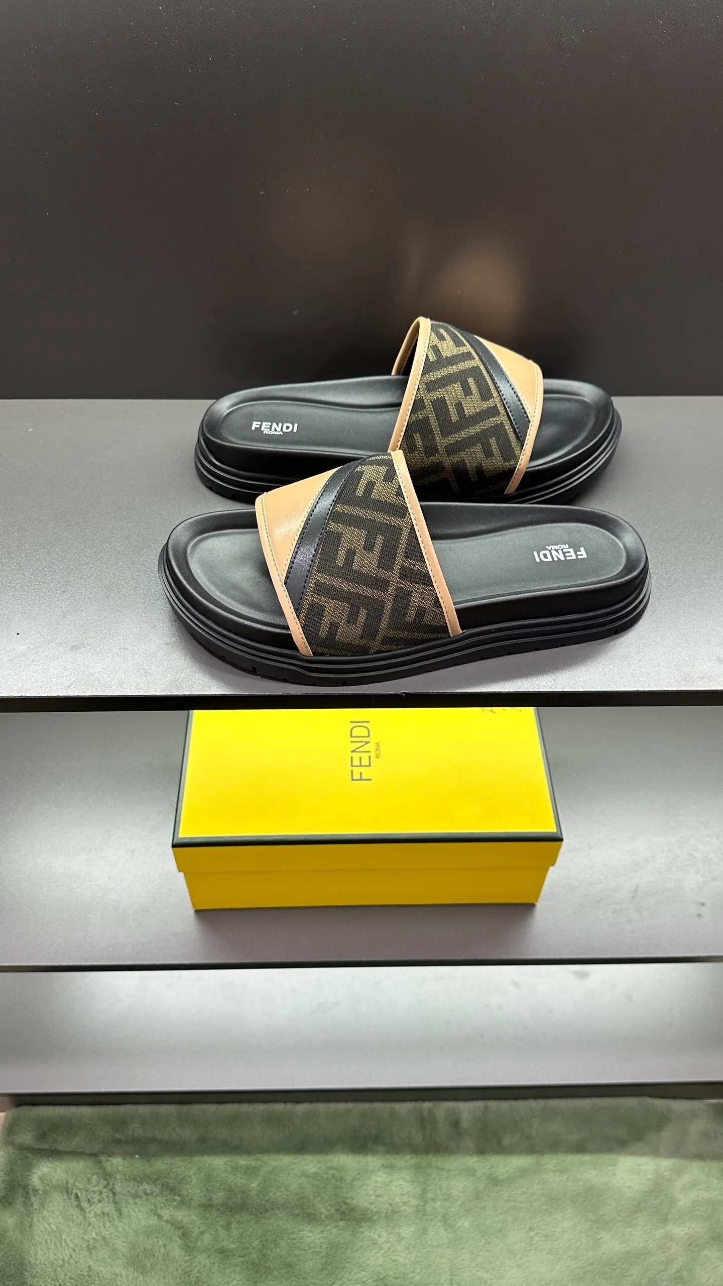 P300 [Fendi Slippers] High-end men's shoes brand, official website 1:1 latest masterpiece: original mold customization, fabrics made of imported original materials, upgraded outsole, lighter and non-slip. The market's top quality, simple yet tasteful, a must-have for fashionistas, fashionable at your feet, full of confidence, the same style at the counter 👍The season of summer slippers is here. Code: 38-45, 46 order